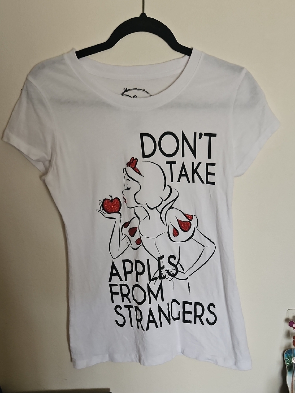 Disney White Short Sleeve Snow White Graphic Tee with Red Accents
